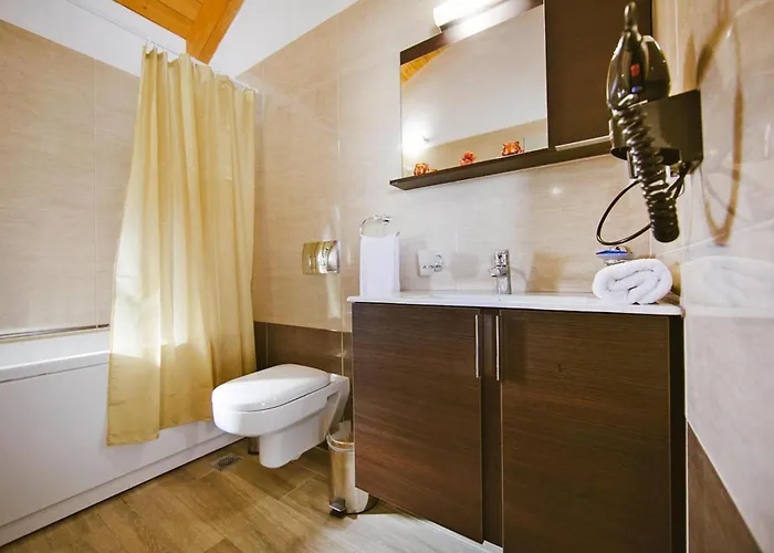 Semi-detached House With Private Pool בית נופש