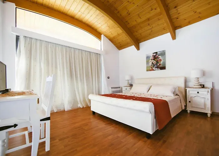 Semi-detached House With Private Pool בית נופש