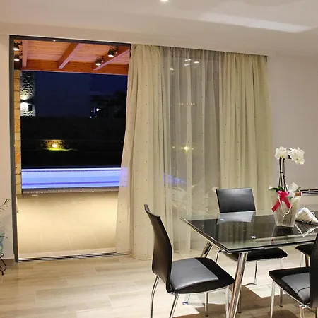 Hébergement de vacances Semi-detached House With Private Pool *