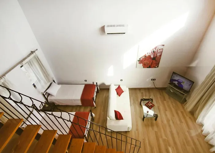 Semi-detached House With Private Pool 度假居 *